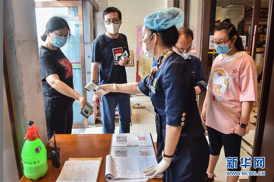 (圖文互動(dòng))(1)北京節(jié)日市場(chǎng)復(fù)工忙、人氣旺