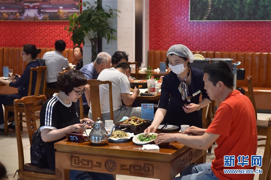 (圖文互動(dòng))(3)北京節(jié)日市場(chǎng)復(fù)工忙、人氣旺