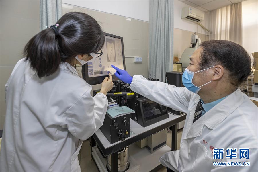 (代表委員履職·圖文互動(dòng))(2)“履職與行醫(yī),都要精益求精”——全國(guó)政協(xié)委員吳煥淦履職記