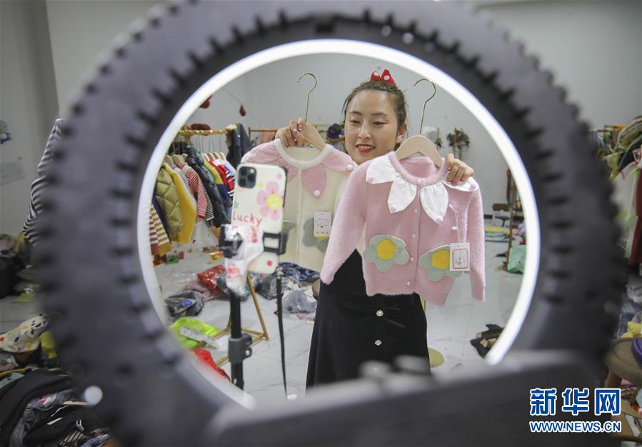 (新華全媒頭條·兩會精神看落實·圖文互動)(4)培育新機 開辟新局——落實全國兩會精神激發經濟發展新動能述評