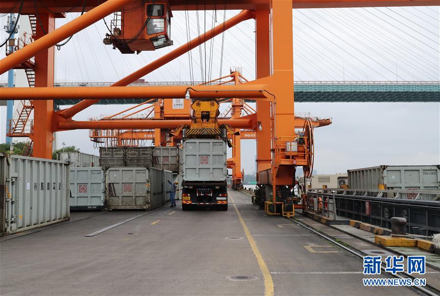 (新華全媒頭條·圖文互動)(11)演繹新時尚 答好治理卷——上海實施垃圾分類效果追蹤