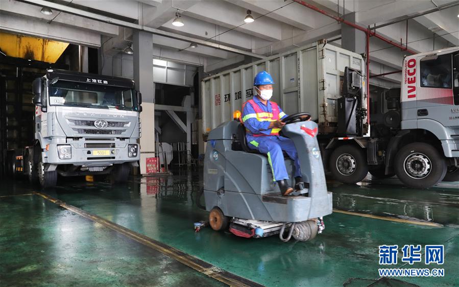 (新華全媒頭條·圖文互動)(4)演繹新時尚 答好治理卷——上海實施垃圾分類效果追蹤