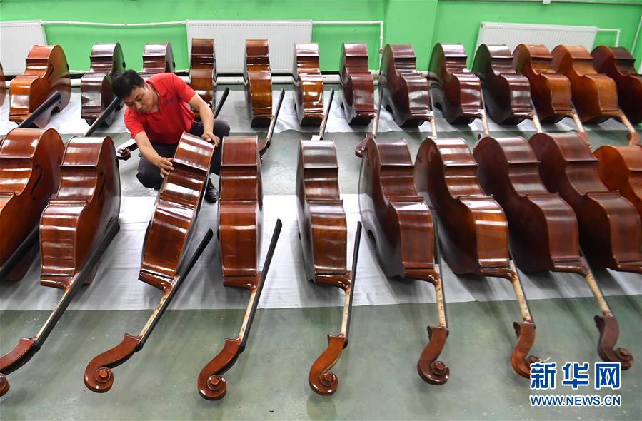 (走向我們的小康生活·圖文互動)(2)放下鋤頭,卻撥動命運的琴弦