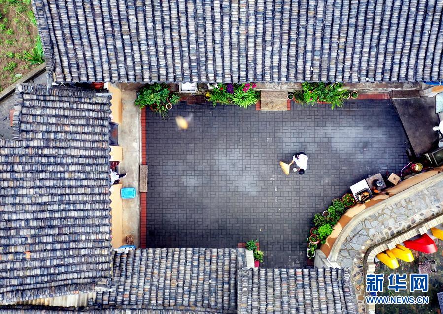 (新華全媒頭條·走向我們的小康生活·圖文互動)(3)大山深處有“新家”——大別山村繪出現代版“富春山居圖”