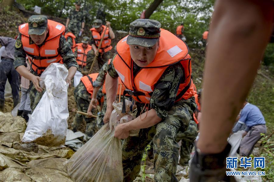 (防汛抗洪·圖文互動)(6)洪水不退,子弟兵誓死不退——解放軍和武警部隊官兵參與洪澇災害搶險救援記事