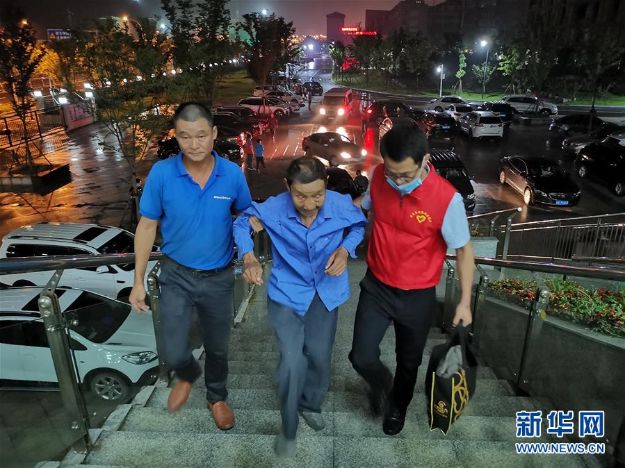 (防汛抗洪·圖文互動)(3)洪水來襲,銅鑼聲在千年古鎮的雨夜響起