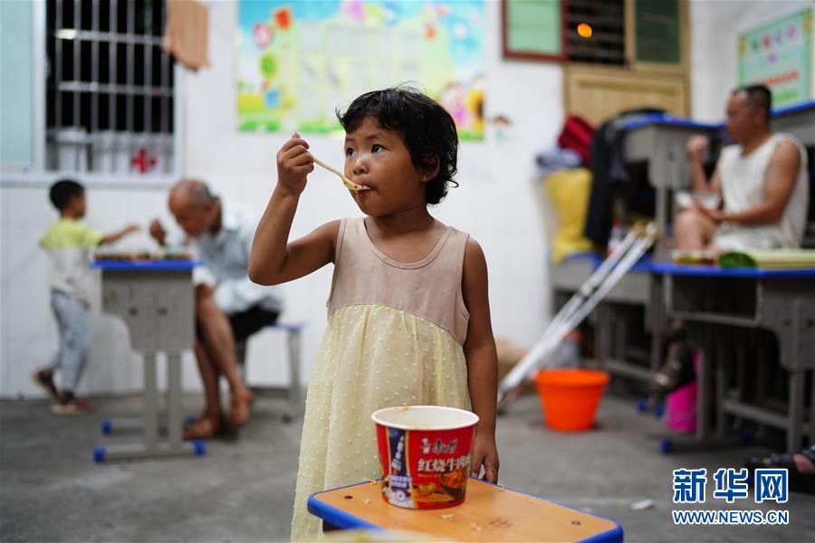 （在習近平新時代中國特色社會主義思想指引下——新時代新作為新篇章·習近平總書記關切事·圖文互動）（1）遮風雨 送安穩(wěn)——受災群眾轉(zhuǎn)移安置中的暖心故事