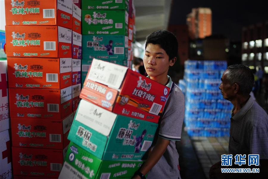 （在習近平新時代中國特色社會主義思想指引下——新時代新作為新篇章·習近平總書記關切事·圖文互動）（2）遮風雨 送安穩(wěn)——受災群眾轉(zhuǎn)移安置中的暖心故事