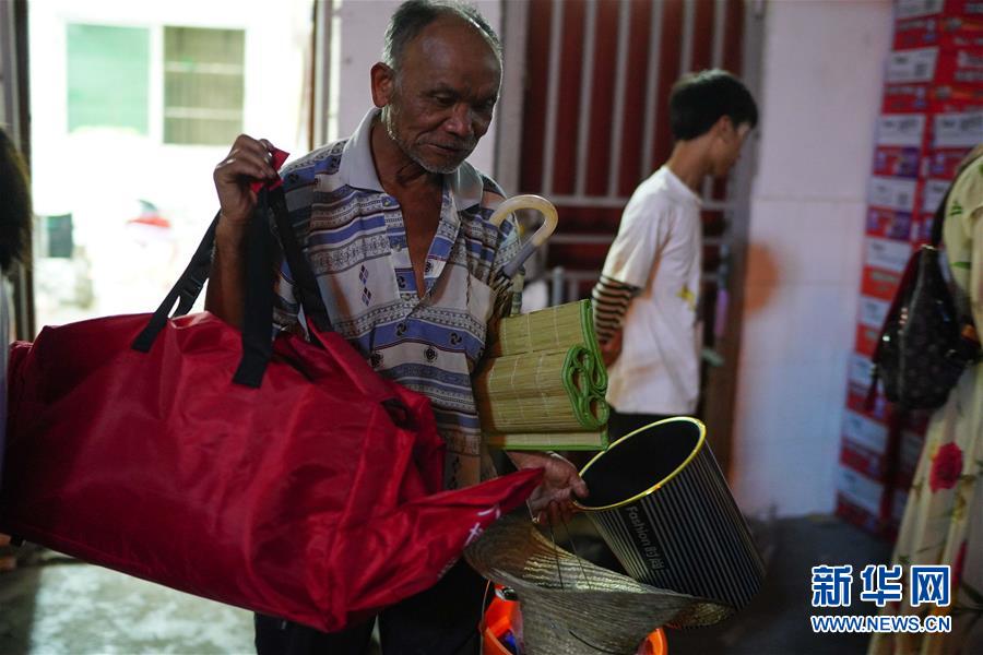 （在習近平新時代中國特色社會主義思想指引下——新時代新作為新篇章·習近平總書記關切事·圖文互動）（3）遮風雨 送安穩(wěn)——受災群眾轉(zhuǎn)移安置中的暖心故事