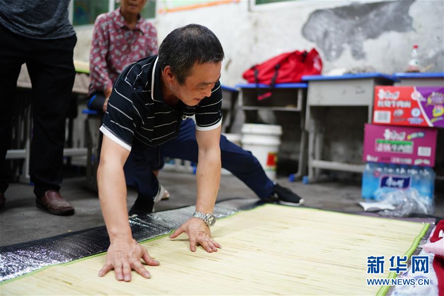 （在習近平新時代中國特色社會主義思想指引下——新時代新作為新篇章·習近平總書記關切事·圖文互動）（4）遮風雨 送安穩(wěn)——受災群眾轉(zhuǎn)移安置中的暖心故事