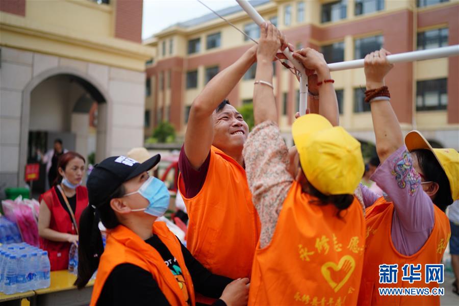 （在習近平新時代中國特色社會主義思想指引下——新時代新作為新篇章·習近平總書記關切事·圖文互動）（5）遮風雨 送安穩(wěn)——受災群眾轉(zhuǎn)移安置中的暖心故事