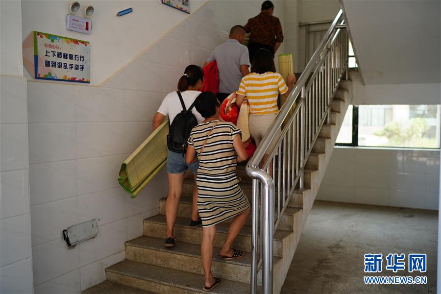 （在習近平新時代中國特色社會主義思想指引下——新時代新作為新篇章·習近平總書記關切事·圖文互動）（6）遮風雨 送安穩(wěn)——受災群眾轉(zhuǎn)移安置中的暖心故事