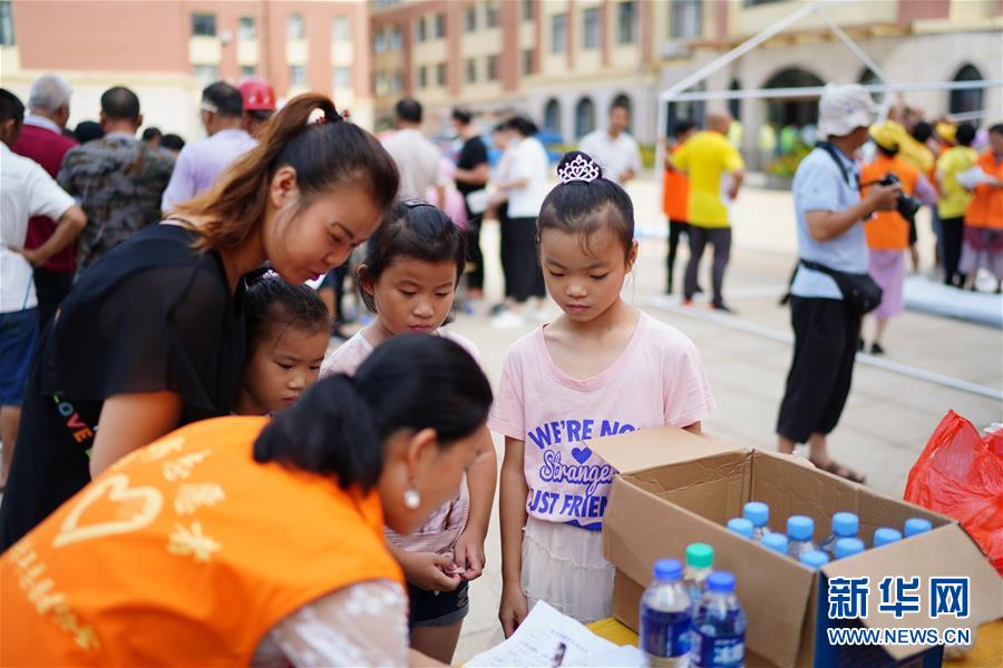 （在習近平新時代中國特色社會主義思想指引下——新時代新作為新篇章·習近平總書記關切事·圖文互動）（7）遮風雨 送安穩(wěn)——受災群眾轉(zhuǎn)移安置中的暖心故事