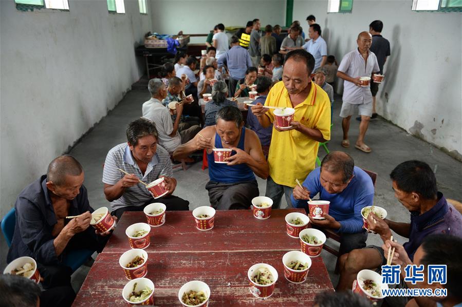 （在習近平新時代中國特色社會主義思想指引下——新時代新作為新篇章·習近平總書記關切事·圖文互動）（9）遮風雨 送安穩(wěn)——受災群眾轉(zhuǎn)移安置中的暖心故事