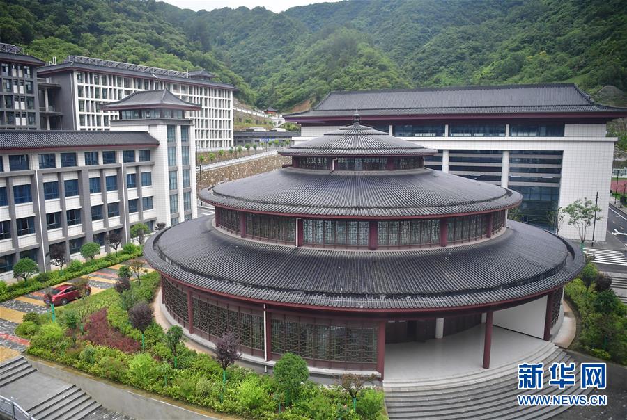 （新華視點·圖文互動）（4）學校建漂亮點本無錯，為何這所“豪華中學”讓人困惑？