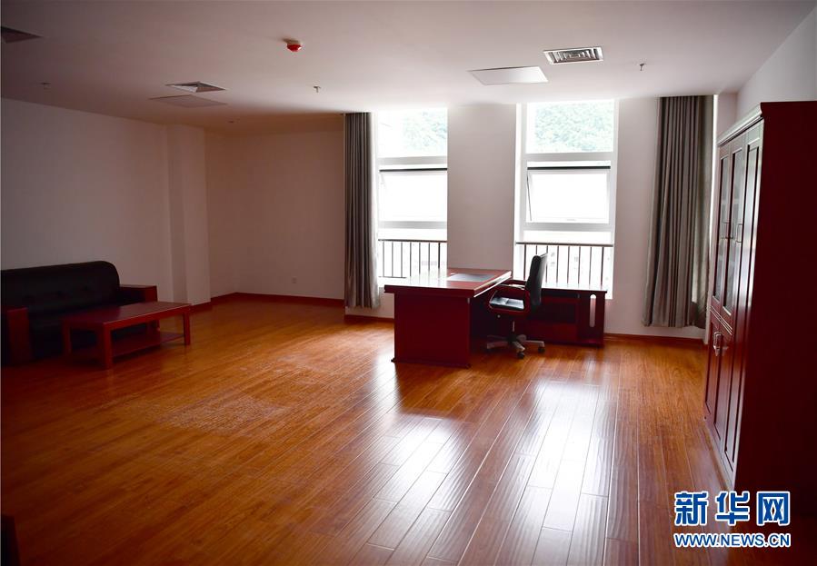 （新華視點·圖文互動）（6）學校建漂亮點本無錯，為何這所“豪華中學”讓人困惑？