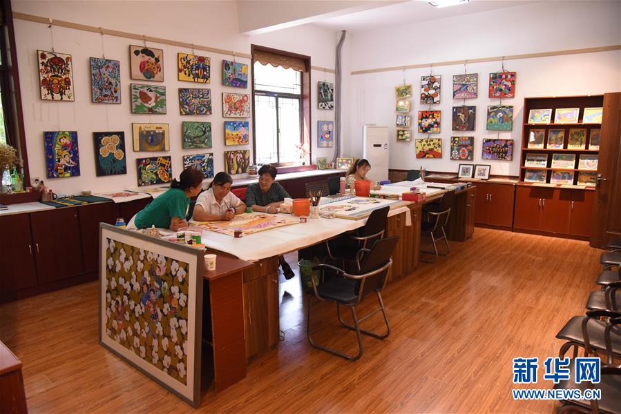 (走向我們的小康生活·圖文互動)(3)放下鋤頭拿畫筆——山東青州農民畫繪出美好新生活