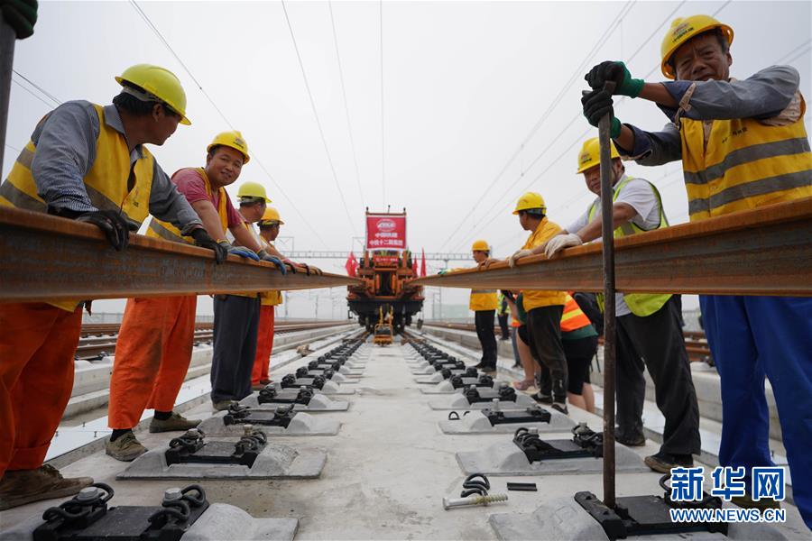 (新華全媒頭條·圖文互動)(3)“1毫米”之內(nèi)的智慧與引領(lǐng)——寫在智能高鐵京雄城際全線軌道貫通之際