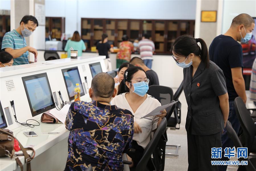 (總書記推動的改革身邊事·司法改革篇·圖文互動)(1)特寫:打官司不再難——基層法院親歷立案登記