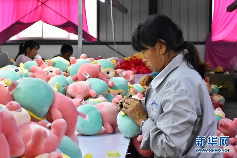 (決戰決勝脫貧攻堅·圖文互動)(2)勤英“三板斧” 劈開山窩窩