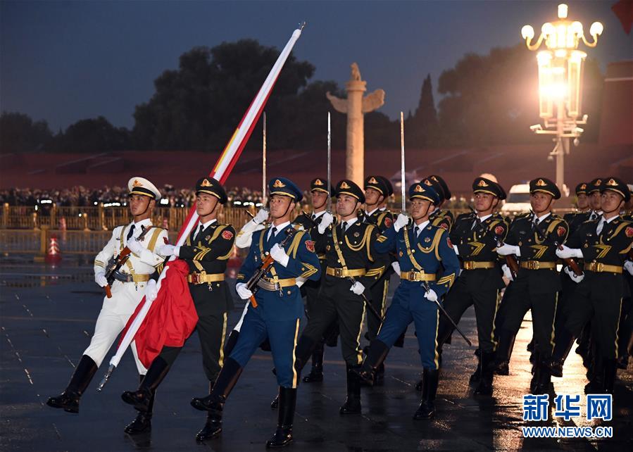 (社會(huì))(2)國(guó)慶升旗儀式在天安門(mén)廣場(chǎng)舉行