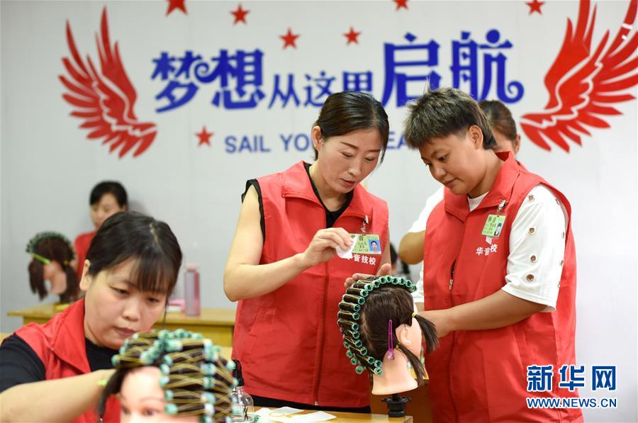 (習(xí)近平的小康故事·新華視界·圖文互動)(8)“讓每個人都有人生出彩的機會”——習(xí)近平和人民教育的故事