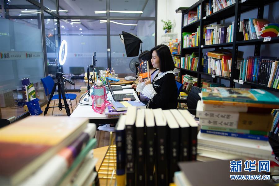 (新華全媒頭條·圖文互動)(3)我們都是讀者——促進全民閱讀 構(gòu)建書香社會