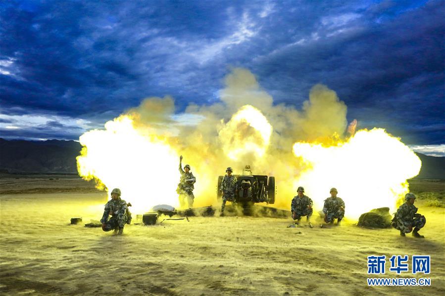 (在習近平強軍思想指引下·我們在戰位報告·圖文互動)(1)朵朵傘花綻放,勝戰精兵天降——空降兵部隊某旅教導員余海龍帶領官兵傳承黃繼光精神記事