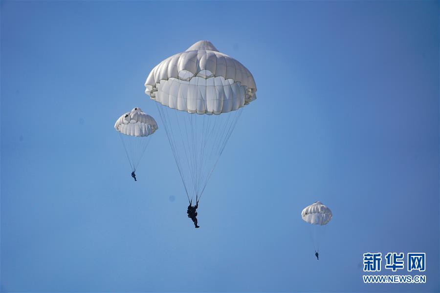 (在習近平強軍思想指引下·我們在戰位報告·圖文互動)(2)朵朵傘花綻放,勝戰精兵天降——空降兵部隊某旅教導員余海龍帶領官兵傳承黃繼光精神記事