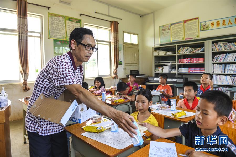 (新華全媒頭條·圖文互動)(12)歷史交匯點上的宏偉藍圖——《中共中央關于制定國民經濟和社會發展第十四個五年規劃和二〇三五年遠景目標的建議》誕生記