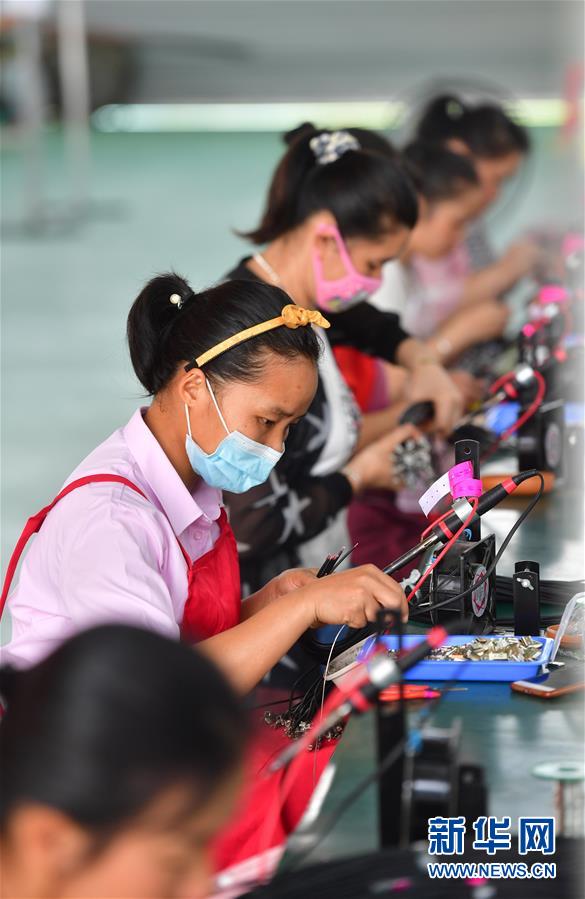 (新華全媒頭條·兩會(huì)特別報(bào)道)(5)攻堅(jiān)克難贏未來——從政府工作報(bào)告看2020年中國發(fā)展走向