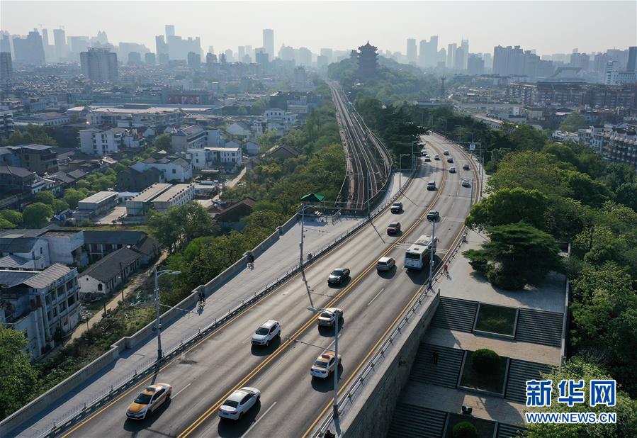 (新華全媒頭條·圖文互動)(13)從人民中汲取磅礴力量——習(xí)近平總書記同出席2020年全國兩會人大代表、政協(xié)委員共商國是紀(jì)實