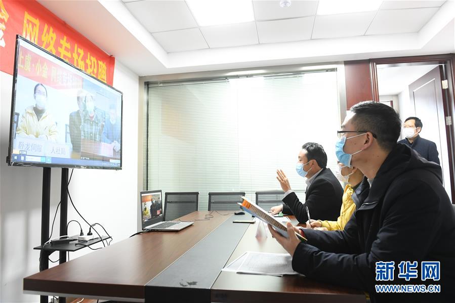 (新華全媒頭條·圖文互動)(18)從人民中汲取磅礴力量——習(xí)近平總書記同出席2020年全國兩會人大代表、政協(xié)委員共商國是紀(jì)實