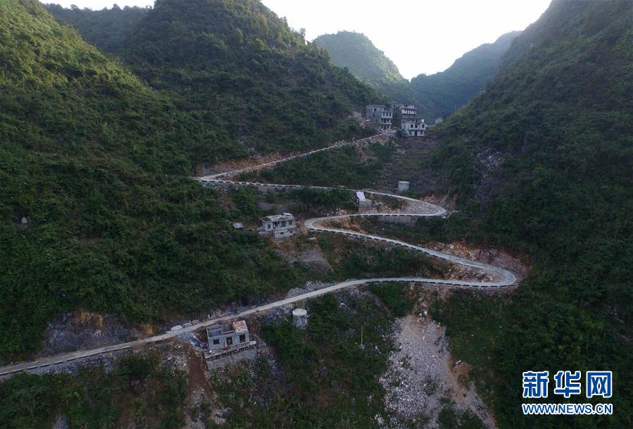 (壯麗70年·奮斗新時(shí)代)(12)我們走在大路上