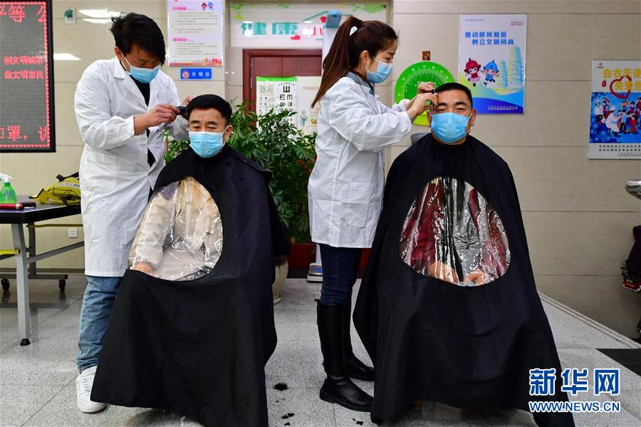 (在習(xí)近平新時(shí)代中國特色社會(huì)主義思想指引下——新時(shí)代新作為新篇章·習(xí)近平總書記關(guān)切事·圖文互動(dòng))(3)戰(zhàn)“疫”中的“凡人微光”