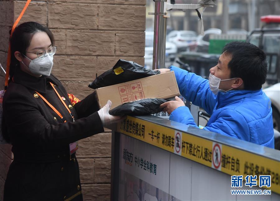 (習(xí)近平致敬的戰(zhàn)“疫”英雄·社區(qū)工作者篇·圖文互動(dòng))(3)他們,堅(jiān)守一線戰(zhàn)風(fēng)雨