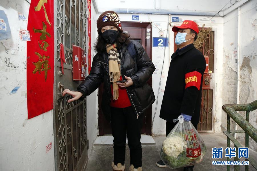 (習(xí)近平致敬的戰(zhàn)“疫”英雄·社區(qū)工作者篇·圖文互動(dòng))(6)他們,堅(jiān)守一線戰(zhàn)風(fēng)雨