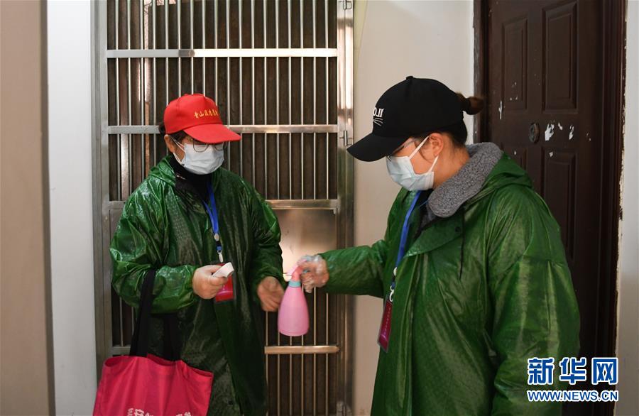 (習(xí)近平致敬的戰(zhàn)“疫”英雄·社區(qū)工作者篇·圖文互動(dòng))(9)他們,堅(jiān)守一線戰(zhàn)風(fēng)雨