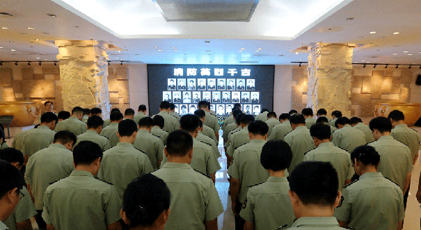 公安部消防局官兵沉痛哀悼天津爆炸事故中犧牲戰友