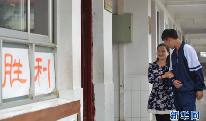 劉芳在學生協助下，前去上課