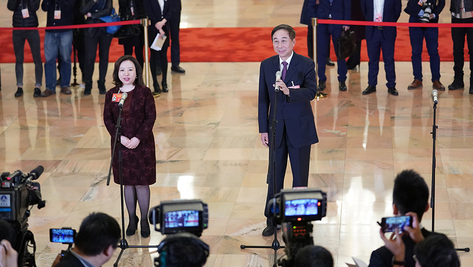 全國政協委員在“委員通道”接受采訪