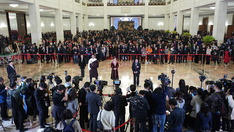 全國政協委員在“委員通道”接受采訪