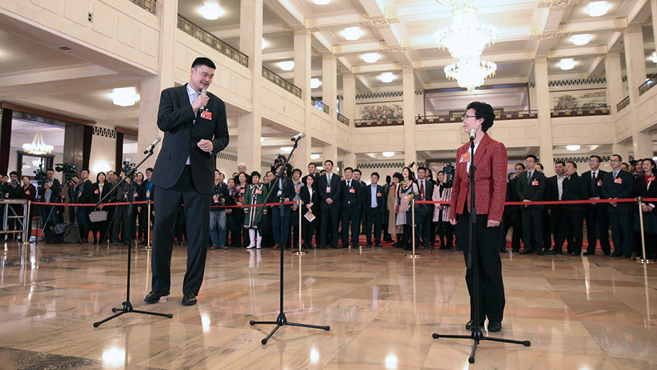 全國政協委員在“委員通道”接受采訪