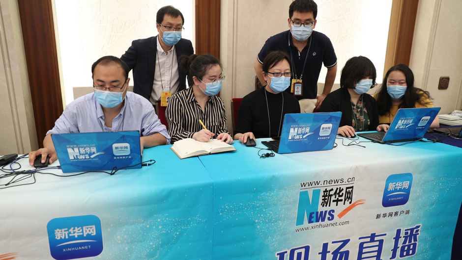 新華網記者在現場做直播準備工作
