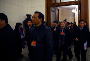 列席開幕會的全國政協委員步入會場