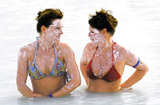 冰島藍湖 一池之隔的"冰火兩重天"