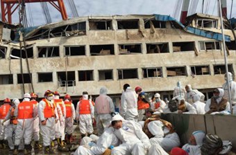 湖北監利:救援官兵船艙內晝夜搜救