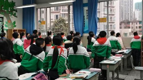 課上到一半，同學們卻把頭望向了外面！校長說：點贊！