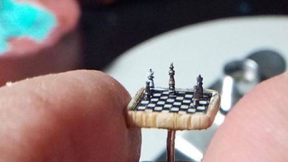 比指甲蓋還?。?土耳其微雕藝術家雕出超小國際象棋