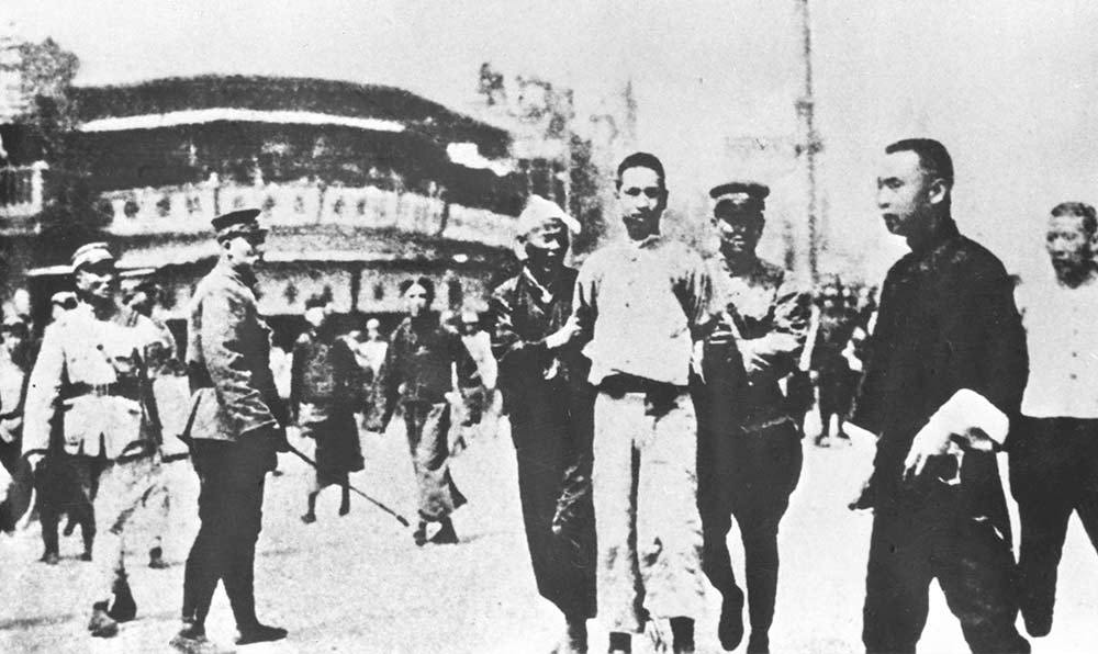 1927年4月12日 “四?一二”反革命政變，國民黨反動派捕殺大批共產黨員和工人、學生、群眾
